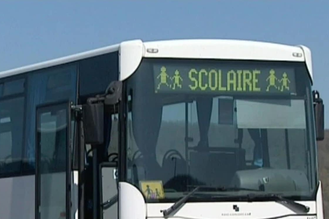 À Berre-les-Alpes, près de Nice, un chauffeur de bus scolaire fait l'objet de vives critiques de la part de parents d'élèves. 